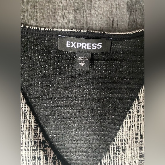 🏷️ 🛍️ NWOT Express Jacquard Surplice Front Sheath Dress 🏷️ 🛍️ - Picture 8 of 8